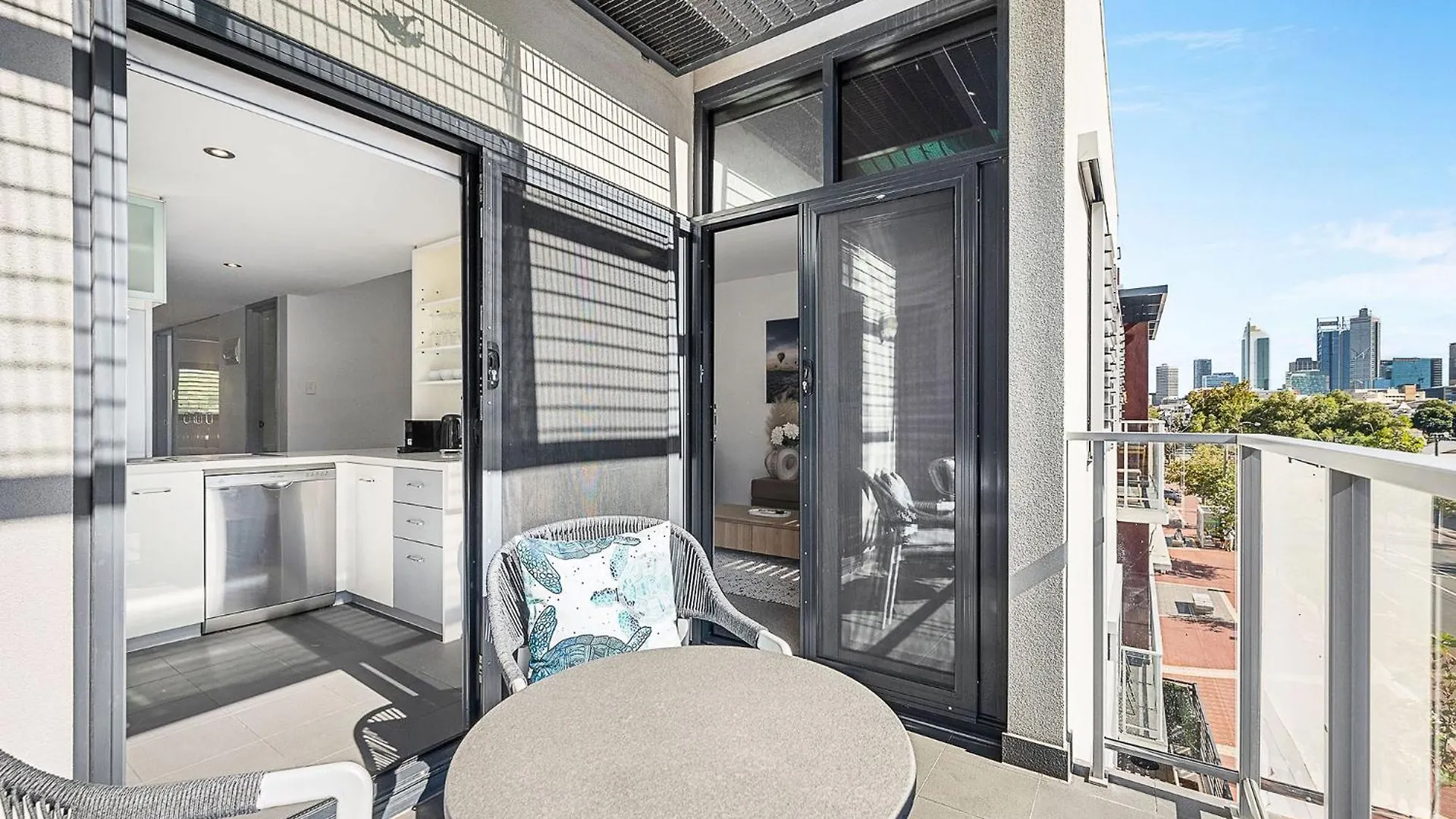 2Bdr On Beaufort Street Parking Perth 0*,